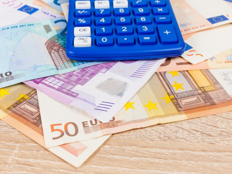 Slovenske plače precej zaostajajo za evropskim povprečjem, a se razlike zmanjšajo ob upoštevanju kupne moči