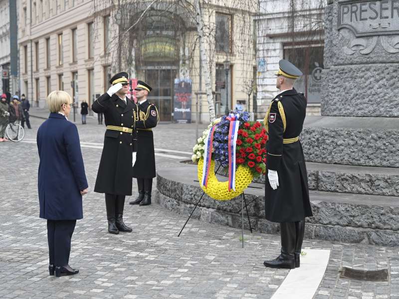 Pirc Musarjeva položila venec k Prešernovemu spomeniku