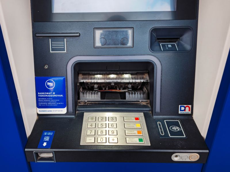 V Moravskih Toplicah razstreljen bankomat pri Mercatorju, policija prosi za pomoč