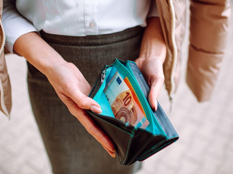 Kdo bo cesarju povedal, da je gol?