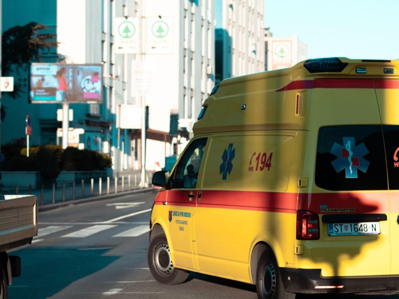 Mirza tarnal nad otrplostjo roke, umrl 20 minut po obisku urgence