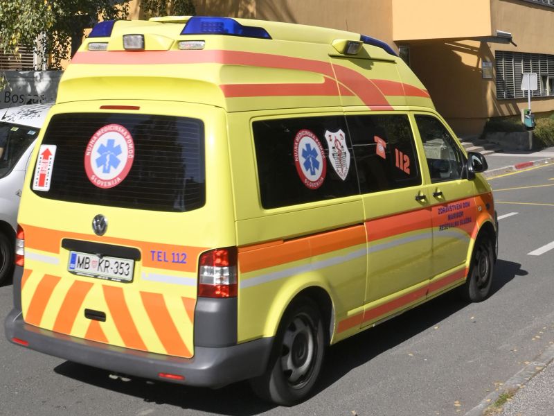 Mladoletnik obležal na pločniku pri šoli, ravnateljica razkrila podrobnosti