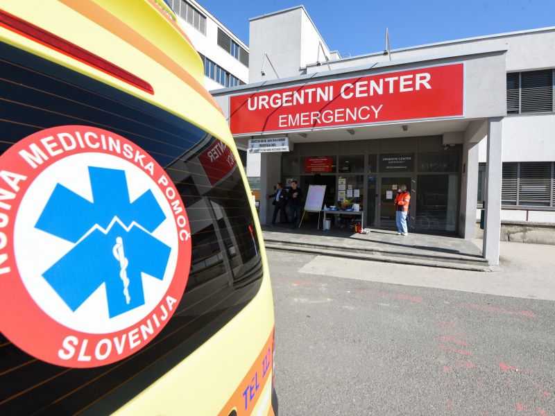 V Mariboru ob pristajanju helikopterja hudo poškodovana starejša ženska