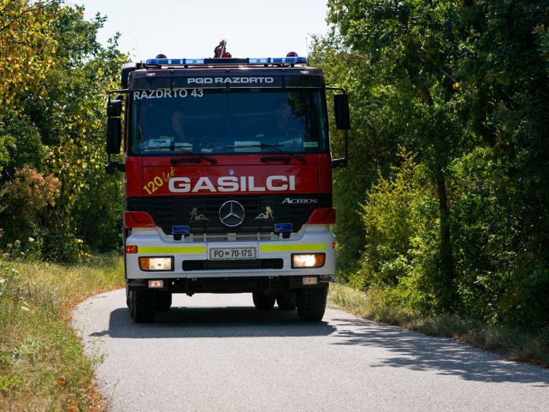 Slovenijo ponoči prešla izrazita nevihtna linija, pristojni na...