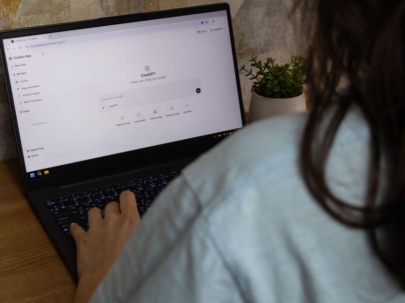 Raziskava: umetna inteligenca zaposlenim prihrani dve uri na dan