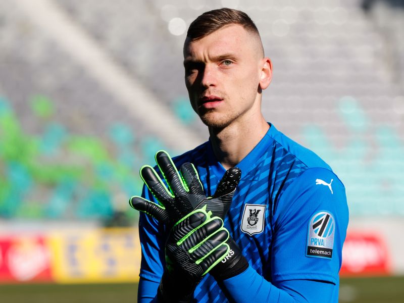 Vidovšek pred tekmo podaril svoje rokavice, kar je sledilo, je navdušilo