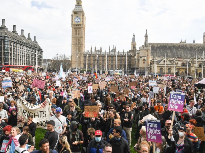 Foto: V Londonu več tisoč protestnikov zahtevalo pravice za transspolne osebe