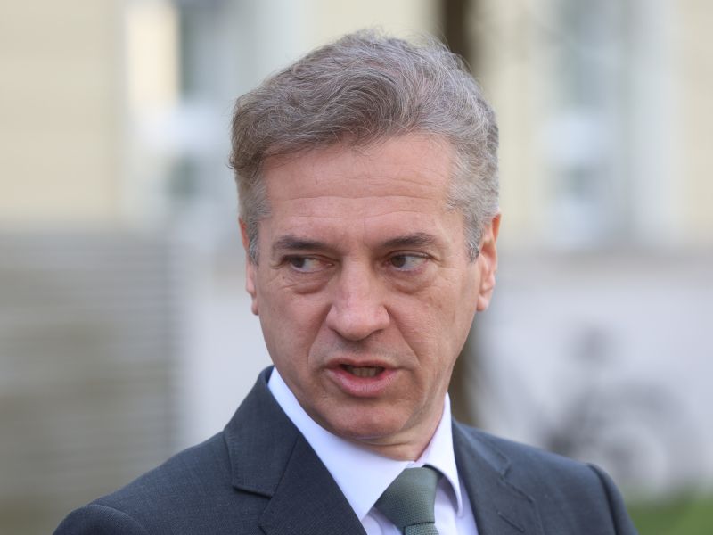 S tanki do božičnice: Oboroževanje kot razvojna priložnost Slovenije