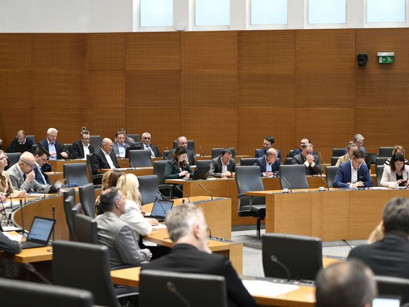 Demokrati naj bi v novem sklicu sedeli daleč stran od SDS, kaj to pomeni?