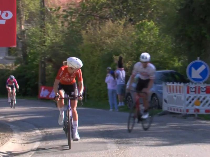Pogačar, si to ti?! (video) "Zgrešil" dirko in povzročil kaos