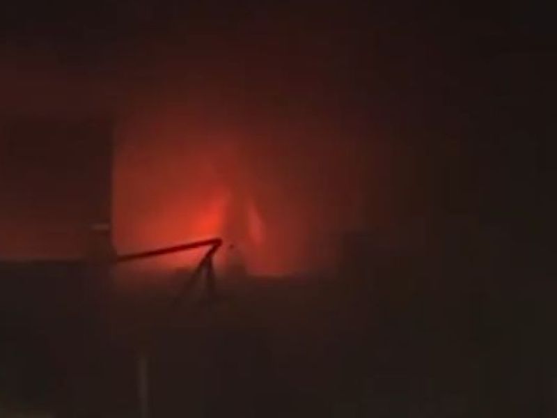 Pri Dubaju zagorel tanker, Trump Iranu grozi z uničenjem