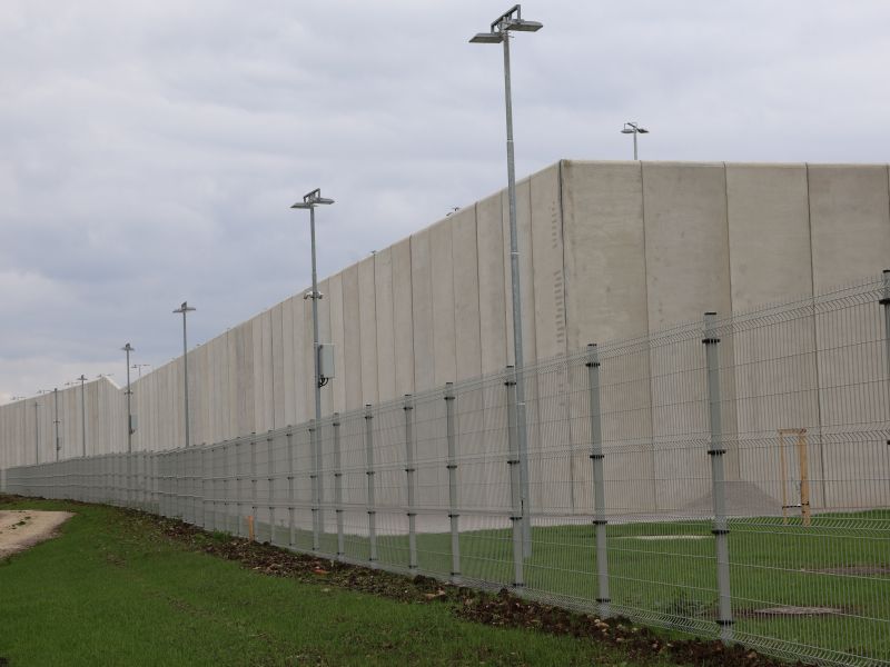 Novi zapor v Dobrunjah še vedno ne more odpreti vrat zaradi pomanjkljivosti