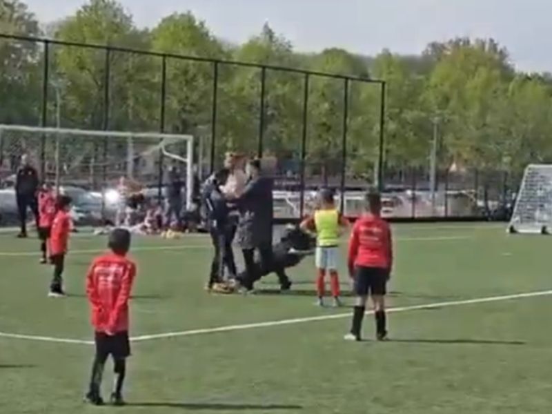 Grozljivi prizori na nogometni tekmi: Pred očmi otrok nokavtiral sodnika (video)