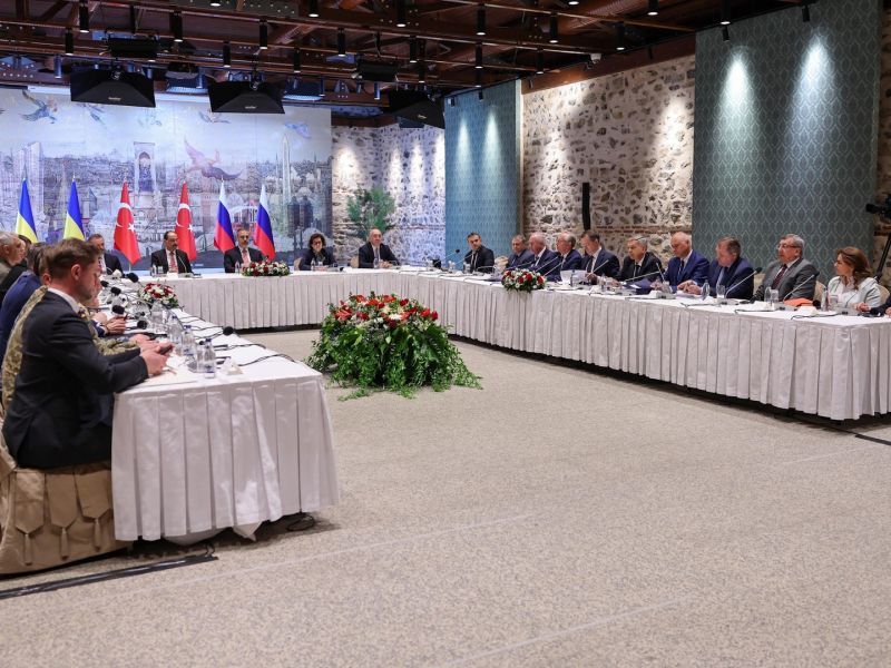 Ukrajina napadla ruska tankerja v Črnem morju, pogovori o miru se nadaljujejo