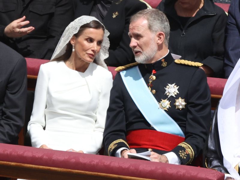 Zakaj lahko kraljica Letizia in kneginja Charlene pri papežu nosita belo?
