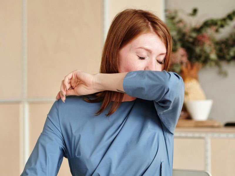 Zakaj med kihanjem zapremo oči? Razlaga, ki vas bo presenetila