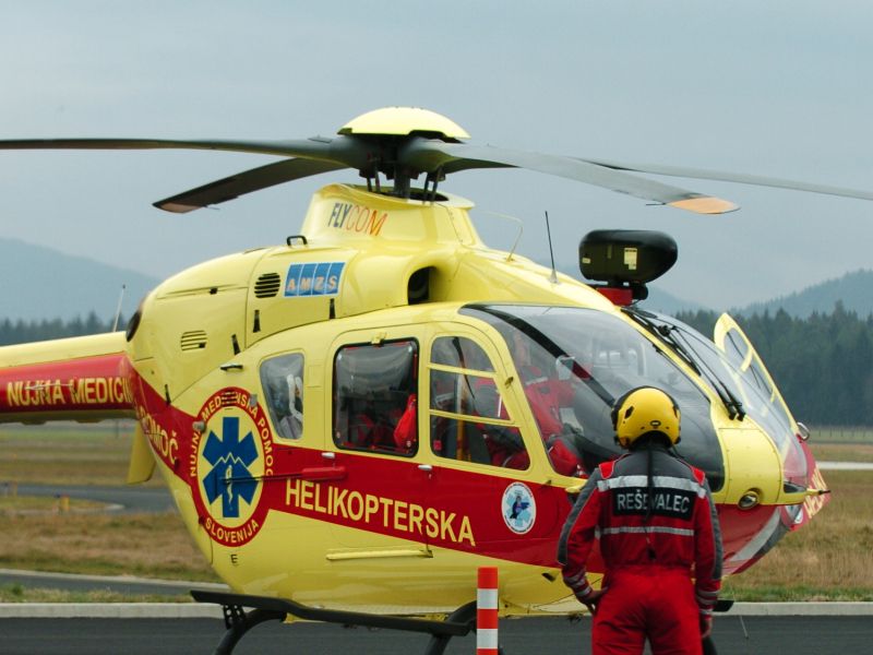 Reševalno vozilo na nujni vožnji trčilo v tovornjak, umrl bolničar