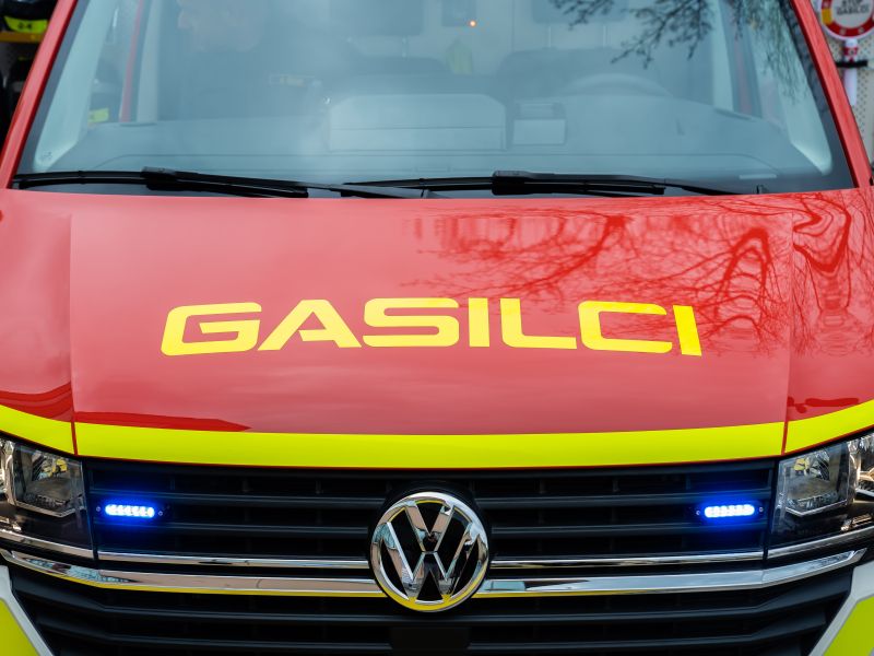 Ogenj zajel blok v Mariboru: Ena oseba poškodovana, stanovalce evakuirali