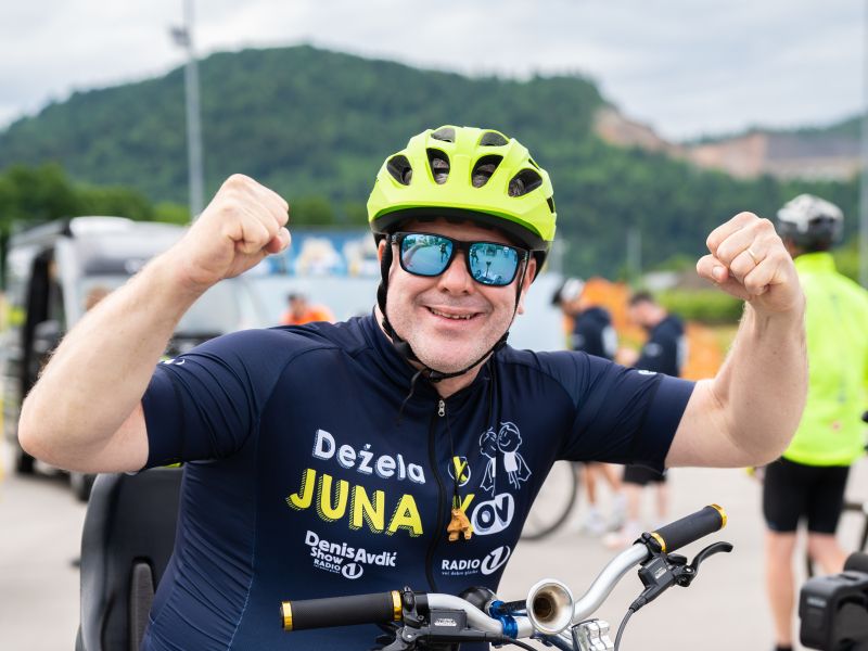 Miha Deželak med dobrodelno etapo Dežele junakov – nasmeh in dvignjeni pesti za otroke