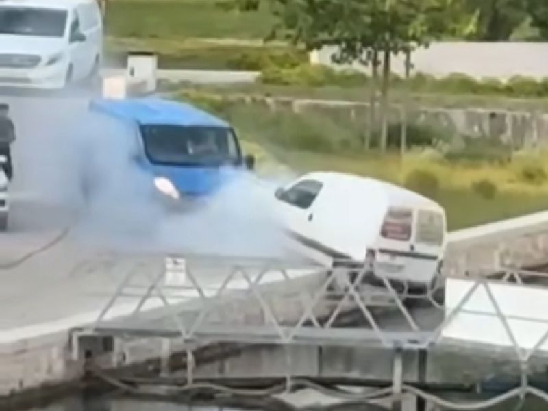 (Foto in video) Norišnica v puljski marini: kombi skoraj pristal v morju