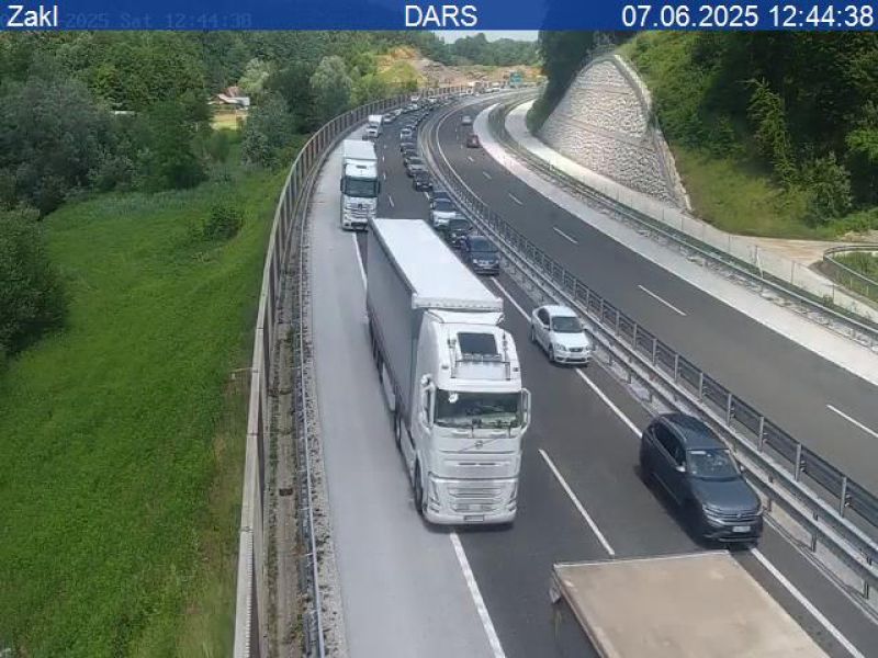 Največ zastojev na ljubljanski obvoznici in pred Gruškovjem