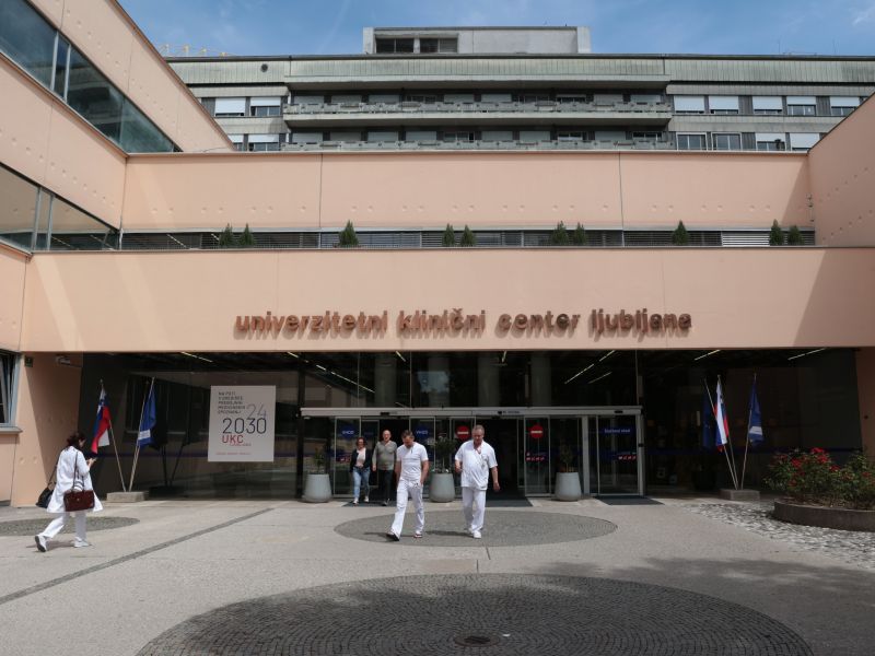 Kirurgi, ki napovedujejo propad oddelka na UKC, že odprli zasebne klinike