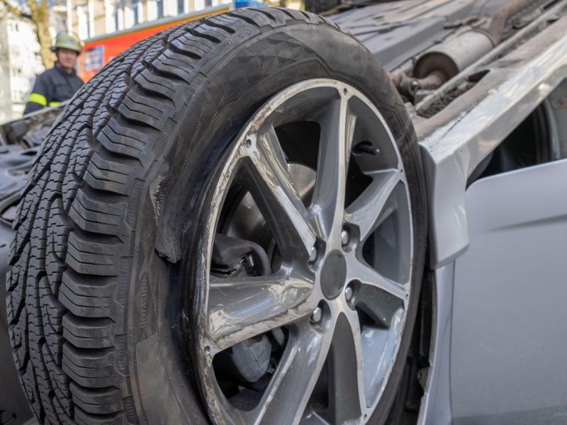 Pri Štanjelu našli avto v jarku z ukradeno tablico, voznika ni bilo