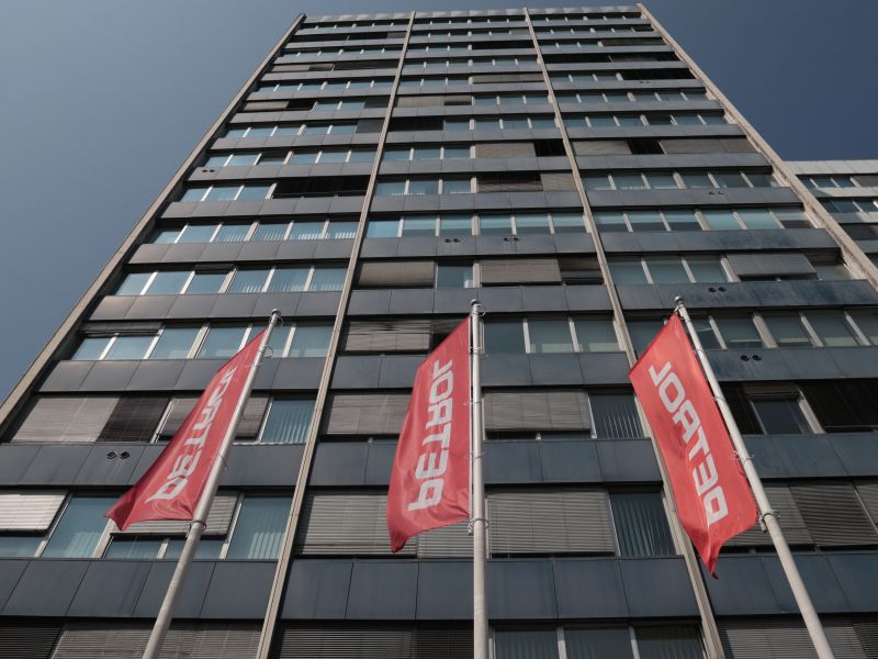 Petrol zaskrbljen zaradi regulacije cen goriv in preusmerja razvojne aktivnosti v tujino