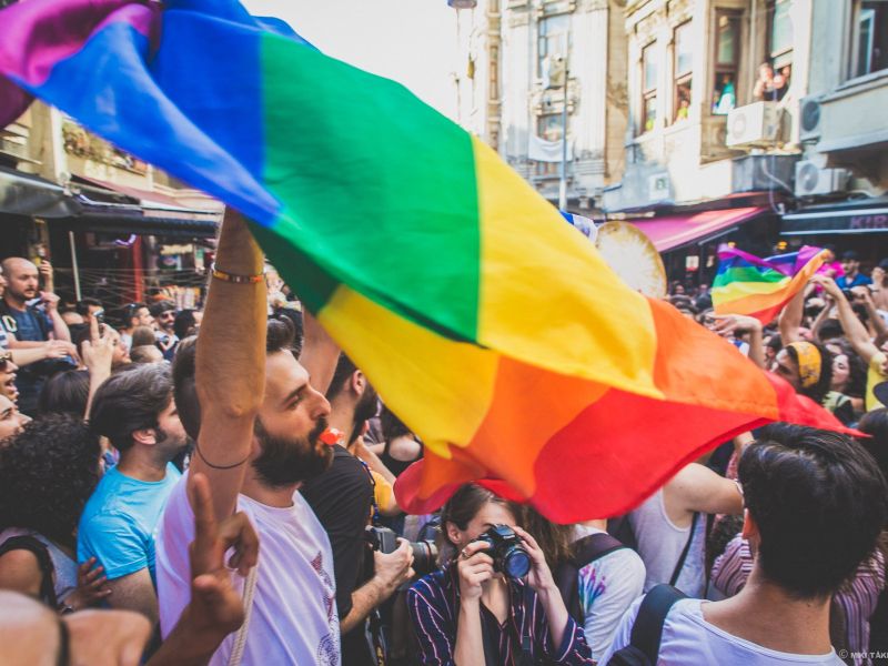 Učitelj zaradi organizacije parade ponosa ob službo in pred sodnikom