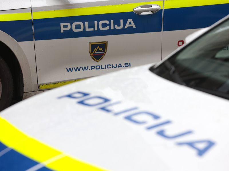 Prometna nesreča pri Hrušici: ena oseba poškodovana, nastajajo zastoji