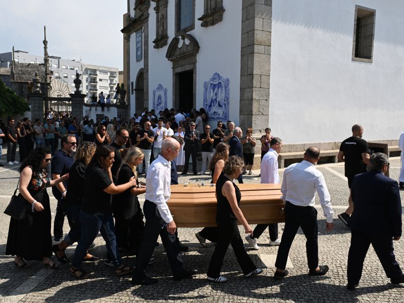 Pogreb po tragediji - skrušeni svojci in prijatelji so se poslovili, svet spet joka (fotogalerija)