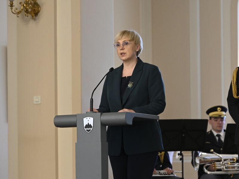 Predsednica s seznamom imen za ene najpomembnejših položajev