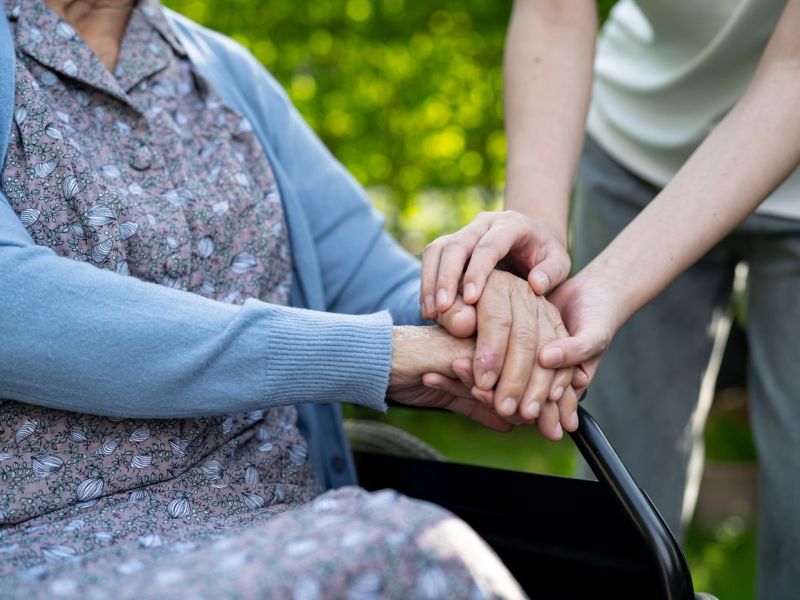 Od danes sprejemajo vloge za dolgotrajno oskrbo v domovih za starejše