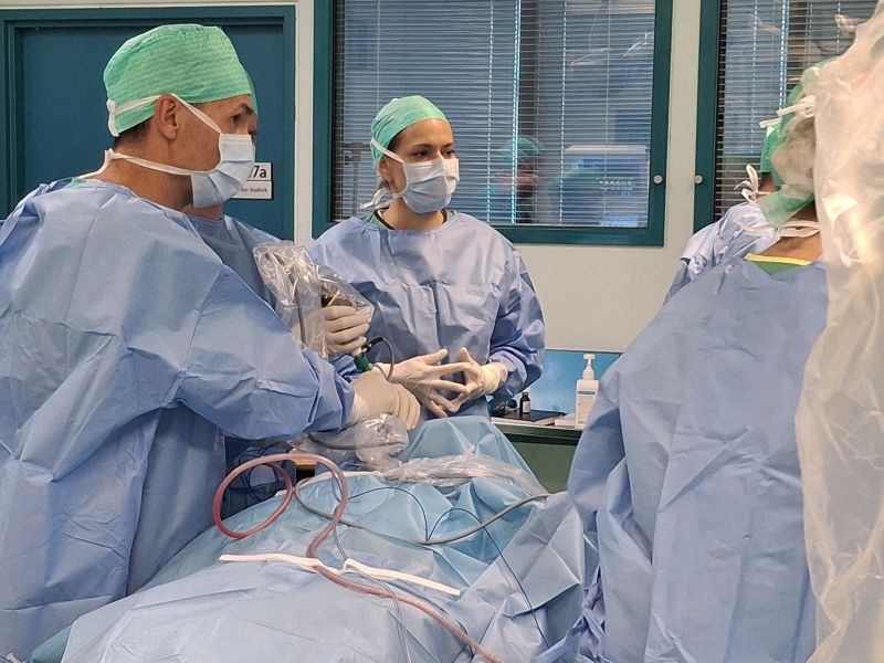 Roboti v operacijskih dvoranah, genske terapije v praksi