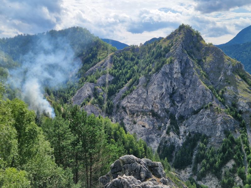 Air tractorji pomagajo gasiti požar v hribih nad Žerjavom (video)