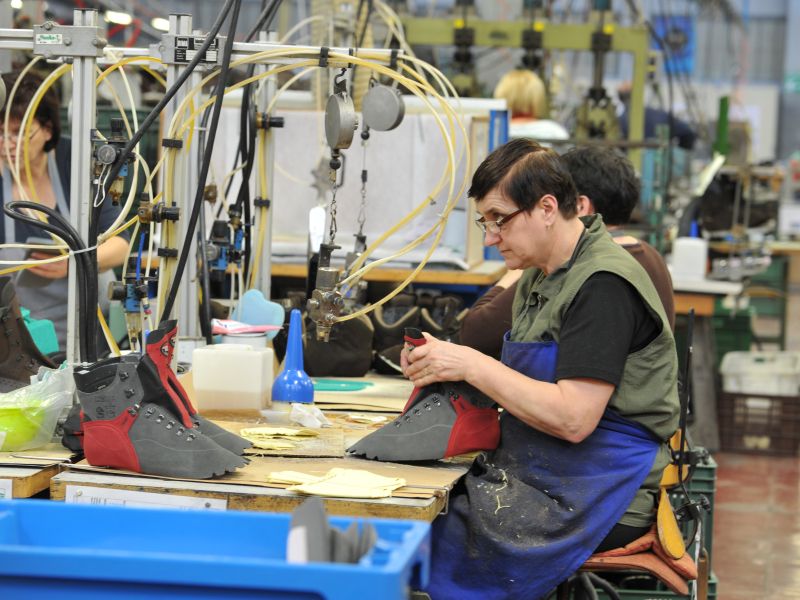 Vlada aktivirala shemo skrajšanega delovnega časa za pomoč podjetjem