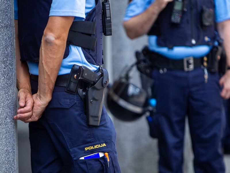 Na Gorenjskem najprej policiste napadla dva mladoletnika, nato še ženska