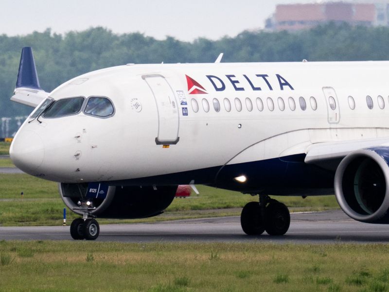 Turbulenca vrgla potnike iz sedežev, 25 jih je končalo v bolnišnici