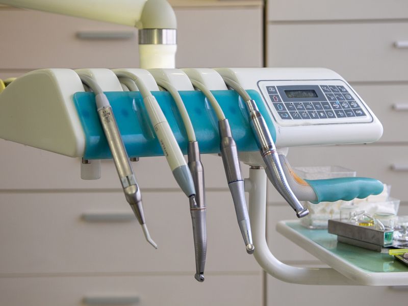 Hrvaška klinika slovenskim zobozdravnikom plačevala za paciente: ZZZS prijavil inšpekciji