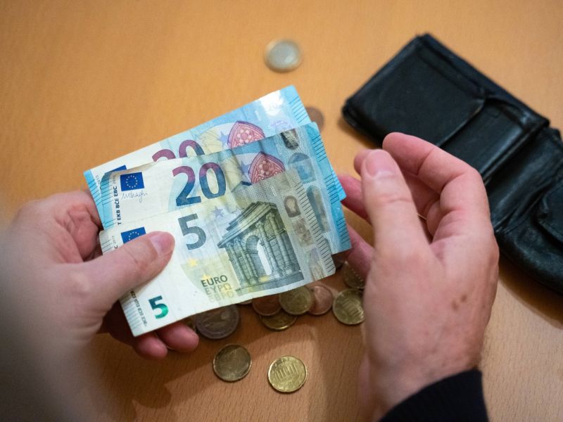 Upokojenci julija prejeli nižje pokojnine zaradi obveznega prispevka za dolgotrajno oskrbo