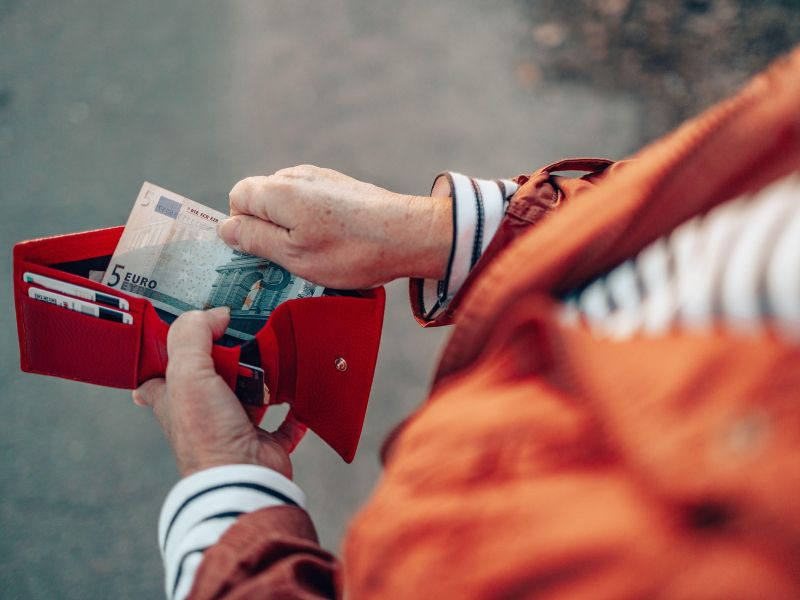 Ustavna komisija obravnavala predlog za vpis pravice do gotovine v ustavo