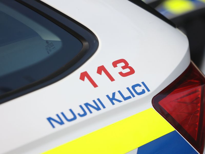 Pri Ilirski Bistrici voznik po nesreči pobegnil v reko, domačin mu rešil življenje