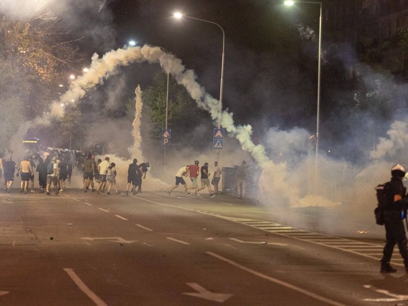 Policija pohodnike v Novem Sadu razganjala s šok granatami