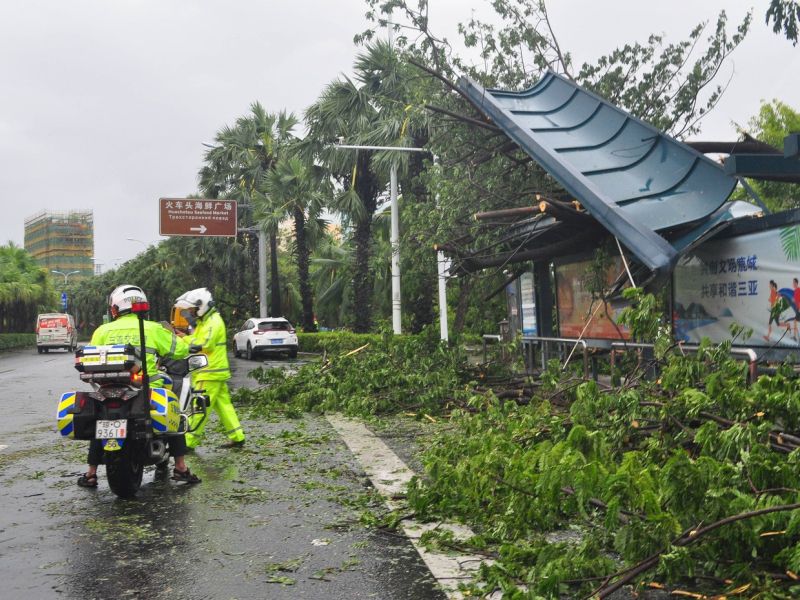 Množična evakuacija ljudi: tajfun naj bi prinesel veter s hitrostjo okrog 160 kilometrov na uro