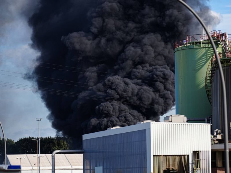 Požar in eksplozije v pristanišču Hamburg: več poškodovanih, eden v življenjski nevarnosti (foto)