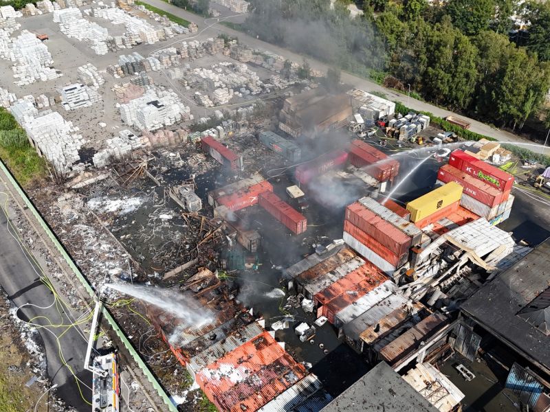 Silovit požar v hamburškem pristanišču je pogašen