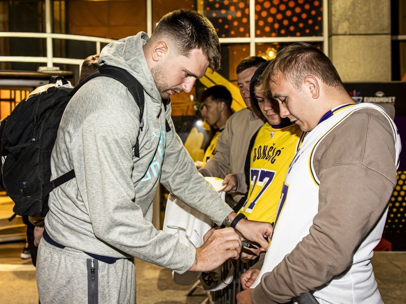 Prihod v dvorano EuroBasketa nikoli tak - velikanski Luka pozdravi vsakega, Dallas pa ... (video)
