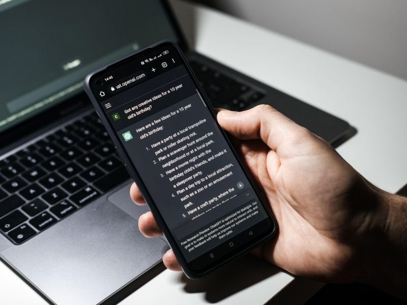 Starša trdita, da je ChatGPT njunega sina spodbujal k samomoru