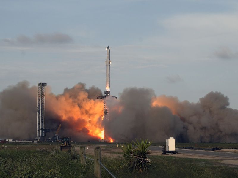 Muskova najmočnejša raketa na svetu spet letela po vesolju