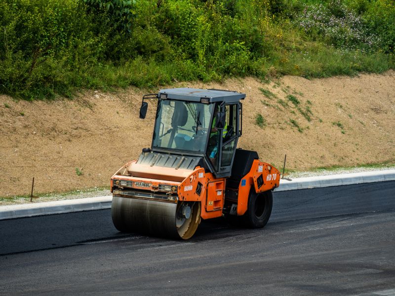 Zaradi gradbenih del številne zapore cest in avtocest na več odsekih